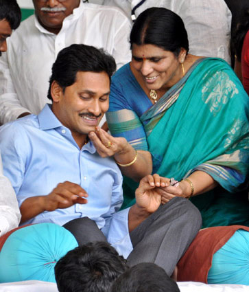 ys jaganmohan reddy,lakshmi parvathi,ysrcp,chiranjeevi,lakshmi parvathi comments on actors  జగన్‌కు ఆమె మేలు చేస్తుందా!..లేక.?